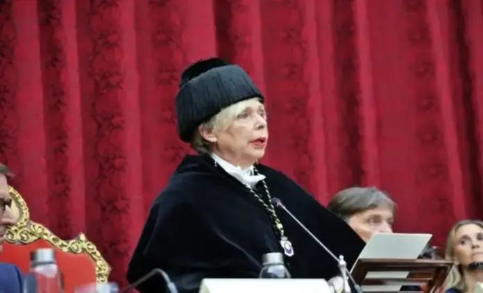Vargas pide una financiación justa para la Universidad de Sevilla (3) FOTOGRAFÍA. SEVILLA (ANDALUCÍA) ESPAÑA, 05 DE SEPTIEMBRE DE 2026. La rectora de la la Universidad de Sevilla (US), Carmen Vargas Macías, presidió este sábado el acto de Apertura del Curso Académico 2026-2027 de la US en el Paraninfo; una acto que ha contado con la asistencia del consejero de Universidad, Industria, Energía e Innovación, Jorge Paradela; los rectores de las universidades de Huelva y Pablo de Olavide, José Rodríguez y Francisco Oliva, respectivamente; y otras autoridades y representantes del entorno político, económico, social, académico y militar de Sevilla y Andalucía. Lasvocesdelpueblo (Ñ Pueblo)