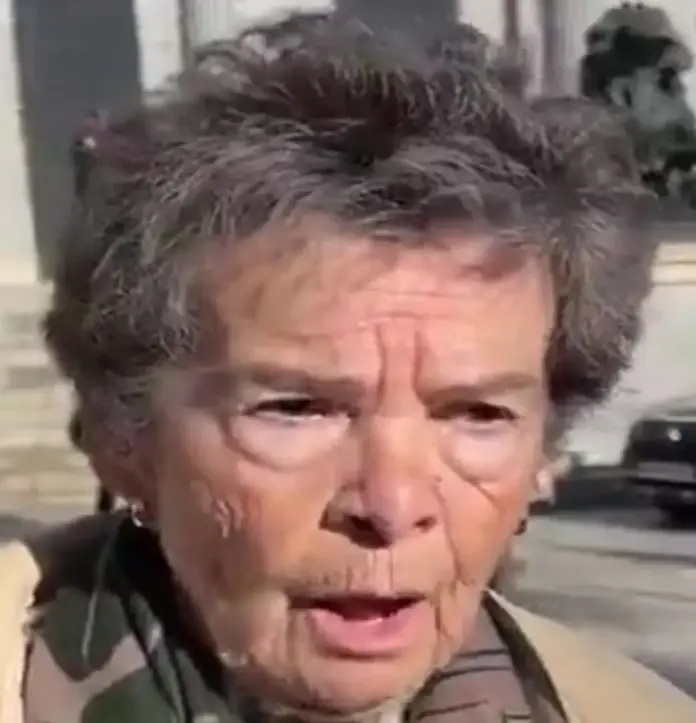 Verdad oculta del caso Maricarmen desahuciada por las leyes del PSOE tras beneficiarse 70 años de la renta antigua de Franco FOTOGRAFÍA. MADRID, 01 DE NOVIEMBRE DE 2025. Captura vídeo de imágenes recientes de la anciana exfuncionaria con una pensión superior a los 1.400 euros mensuales y 14 pagas, desahuciada en Madrid tras quedar sin efectos la ley franquista, reformada por el PSOE, de la que ella se ha aprovechado durante 70 años, pagando un alquiler social franquista de una mensualidad irrisoria de apenas "480 euros", que además "incluía los gastos fijos de comunidad" en una zona donde los alquileres están por encima de los 1.600 euros. Lasvocesdelpueblo (Ñ Pueblo)