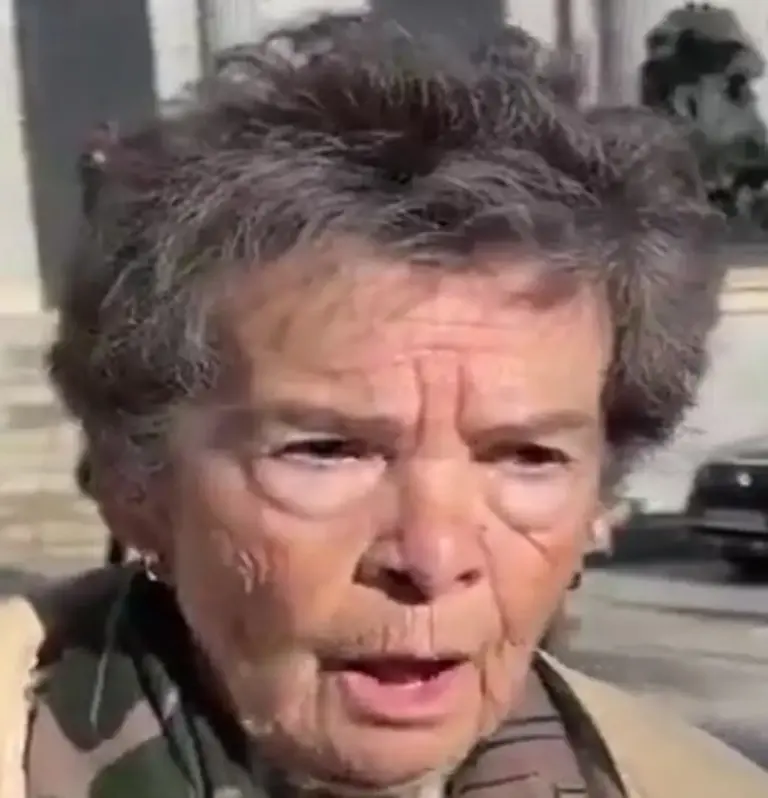 FOTOGRAFÍA. MADRID, 01 DE NOVIEMBRE DE 2025. Captura vídeo de imágenes recientes de la anciana exfuncionaria con una pensión superior a los 1.400 euros mensuales y 14 pagas, desahuciada en Madrid tras quedar sin efectos la ley franquista, reformada por el PSOE, de la que ella se ha aprovechado durante 70 años, pagando un alquiler social franquista de una mensualidad irrisoria de apenas "480 euros", que además "incluía los gastos fijos de comunidad" en una zona donde los alquileres están por encima de los 1.600 euros. Lasvocesdelpueblo (Ñ Pueblo)