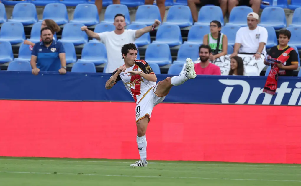 FOTOGRAFÍA. LEGANÉS (COMUNIDAD DE MADRID) ESPAÑA, 05 DE SEPTIEMBRE DE 2026. El delantero del Rayo Vallecano, Sergio Camello, celebra el tercer gol del equipo madrileño durante el partido de la jornada 4 de LaLiga entre el Rayo Vallecano y el Racing de Santander, este sábado en Leganés (Madrid). Efe