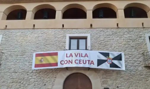 FOTOGRAFÍA. VILLAJOYOSA (ALICANTE) ESPAÑA, 02 DE SEPTIEMBRE DE 2026. El Parque de La Barbera acogió hoy la concentración en defensa de Ceuta, convocada por la Federación Española de Municipios y Provincias (FEMP). "Más de mil vecinos acudieron al 2-S Ceuta, según fuentes del Ayuntamiento de Villajoyosa, para mostrar su solidaridad con el pueblo ceutí frente a la invasión marroquí de la ciudad autónoma de Ceuta. Los integrantes del equipo de VOX en La Vila llevaban carteles y una pancarta con el lema "No a la invasión. Defiende Ceuta. Defiende España". Lasvocesdelpueblo (Ñ Pueblo)