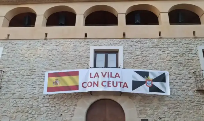 Villajoyosa VOX lamenta la ausencia de invasión y Marruecos en el manifiesto del 2-S Ceuta FOTOGRAFÍA. VILLAJOYOSA (ALICANTE) ESPAÑA, 02 DE SEPTIEMBRE DE 2026. El Parque de La Barbera acogió hoy la concentración en defensa de Ceuta, convocada por la Federación Española de Municipios y Provincias (FEMP). "Más de mil vecinos acudieron al 2-S Ceuta, según fuentes del Ayuntamiento de Villajoyosa, para mostrar su solidaridad con el pueblo ceutí frente a la invasión marroquí de la ciudad autónoma de Ceuta. Los integrantes del equipo de VOX en La Vila llevaban carteles y una pancarta con el lema "No a la invasión. Defiende Ceuta. Defiende España". Lasvocesdelpueblo (Ñ Pueblo)