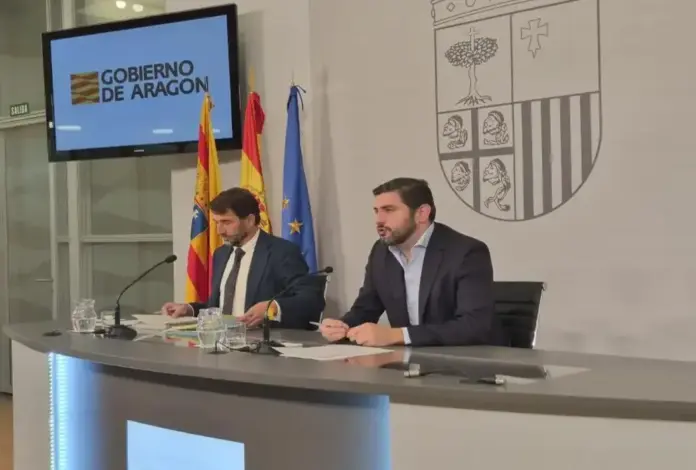 Vox cumple su palabra en Aragón 491.000 € en ayudas a la natalidad bajo el principio de prioridad nacional, David Sáinz Jiménez (i) y Alejandro Nolasco Asensio (d) (1) FOTOGRAFÍA. ZARAGOZA (ESPAÑA), 21 DE SEPTIEMBRE DE 2026. En la imagen, los representantes patriotas de Vox en las instituciones gubernamentales aragonesas: el vicepresidente y consejero de Desregulación, Bienestar Social y Familia por la formación patriota Vox, Alejandro Nolasco Asensio (d), junto con el director general de Familia, Infancia y Natalidad por Vox, David Sáinz Jiménez (i), este lunes en rueda de prensa. Lasvocesdelpueblo (Ñ Pueblo)