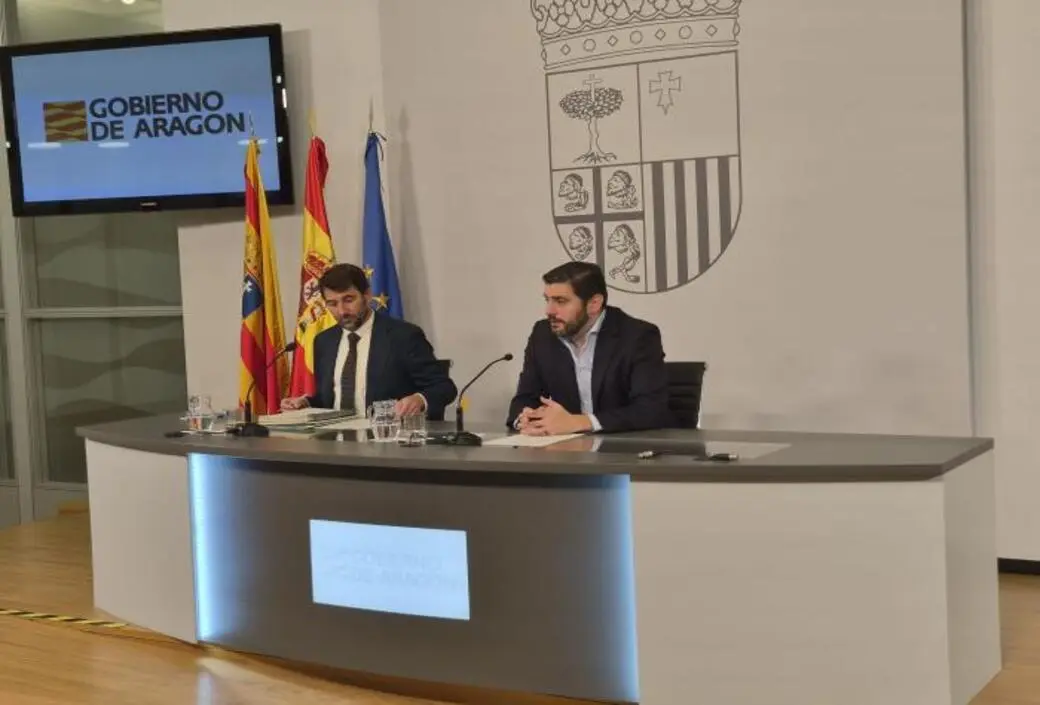 FOTOGRAFÍA. ZARAGOZA (ESPAÑA), 21 DE SEPTIEMBRE DE 2026. En la imagen, los representantes patriotas de Vox en las instituciones gubernamentales aragonesas: el vicepresidente y consejero de Desregulación, Bienestar Social y Familia por la formación patriota Vox, Alejandro Nolasco Asensio (d), junto con el director general de Familia, Infancia y Natalidad por Vox, David Sáinz Jiménez (i), este lunes en rueda de prensa. Lasvocesdelpueblo (Ñ Pueblo)