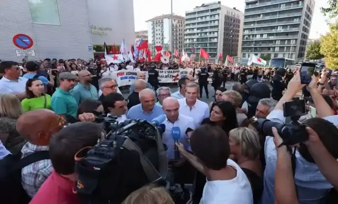 Vox planta cara al totalitarismo en Galicia tras sufrir un feroz acoso de ultras y separatistas FOTOGRAFÍA. SANTIAGO DE COMPOSTELA (ESPAÑA), 21 DE SEPTIEMBRE DE 2026. VOX resiste frente al boicot de su inicio de curso político en Galicia perpetrado por grupos de ultraizquierda y el separatismo gallego. La comitiva de la formación patriota, que incluía al jefe de la Delegación en el Parlamento Europeo, Jorge Buxadé Villalba (c); la vicesecretaria nacional de Organización, María de la Cabeza Ruiz Solás (d); y los cuatro presidentes provinciales de la formación verde en Galicia, se ha visto rodeada y acosada en plena calle en un ataque directo a los derechos democráticos fundamentales. Lasvocesdelpueblo (Ñ Pueblo)