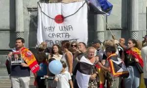 FOTOGRAFÍA. CEUTA (ESPAÑA), 19 DE SEPTIEMBRE DE 2026. Noelia Alcázar, portavoz de Foro Ciudadano de Ayuda a Ceuta hace declaraciones ante los concentrados, este sábado, en Ceuta. Efe