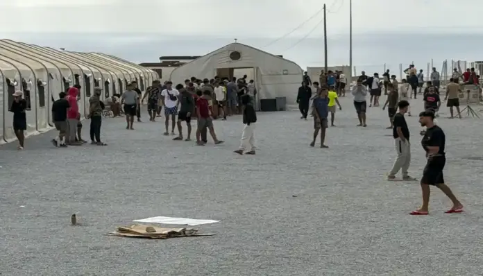 Ceuta, invasión, inmigrantes marroquíes FOTOGRAFÍA. CEUTA, 24 DE SEPTIEMBRE DE 2026. Imagen del nuevo campamento de Ceuta instalado para unos 850 inmigrantes ilegales de la invasión marroquí de Ceuta del pasado 30 de julio de 2026. La política migracionista del Gobierno de Pedro Sánchez está basada en una estrategia de acogida e instrumentalización de la inmigración con fines políticos cuando Marruecos está reclamando la repatriación de sus ciudadanos involucrados en la invasión. EFE