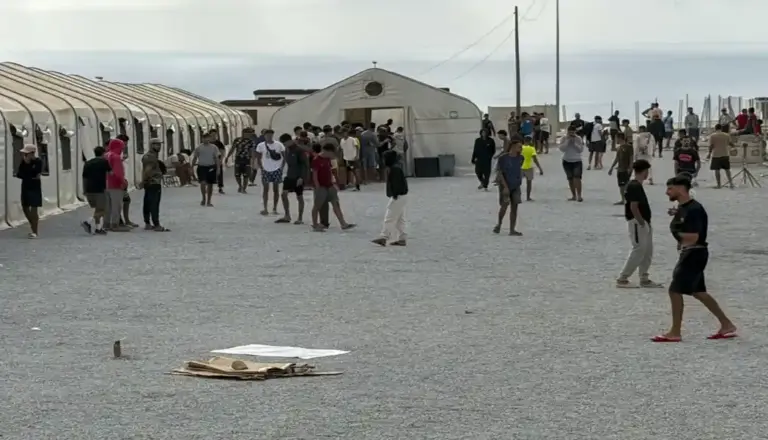 FOTOGRAFÍA. CEUTA, 24 DE SEPTIEMBRE DE 2026. Imagen del nuevo campamento de Ceuta instalado para unos 850 inmigrantes ilegales de la invasión marroquí de Ceuta del pasado 30 de julio de 2026. La política migracionista del Gobierno de Pedro Sánchez está basada en una estrategia de acogida e instrumentalización de la inmigración con fines políticos cuando Marruecos está reclamando la repatriación de sus ciudadanos involucrados en la invasión. EFE