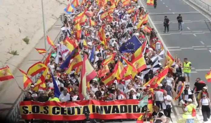 Ceuta FOTOGRAFÍA. CEUTA (ESPAÑA), 20 DE SEPTIEMBRE DE 2026. Un grupo de centenares de ceutíes protestan hasta la frontera del Tarajal (Ceuta) España con Castillejos (Marruecos) por la invasión migratoria de Ceuta por más de 80.000 inmigrantes ilegales marroquíes. Efe