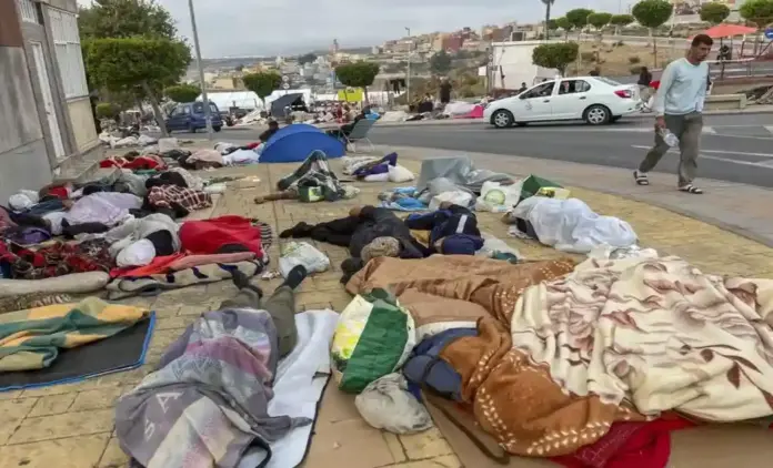 Ceuta, invasión Ceuta FOTOGRAFÍA. EMBOLSAMIENTO DE LOMA COLMENAR (CIUDAD AUTÓNOMA DE CEUTA) ESPAÑA, 07 DE SEPTIEMBRE DE 2026. Varios invasores inmigrantes ilegales marroquíes duermen en las inmediaciones de la explanada de embolsamiento de Loma Colmenar, Ciudad Autónoma española de Ceuta, tras más de un mes de la invasión marroquí de Ceuta, a la espera de su traslado en hoteles de tres estrellas en la península como ha estado haciendo el Gobierno migracionista y globalista de Pedro Sánchez Pérez-Castejón, dentro de su política migratoria y de sus socios gubernamentales para intentar reemplazar lo más rápidamente posible a los españoles por extranjeros después de comprobar que en casi 8 años de poder la mayoría de españoles sigue apoyando a opciones políticas masivamente como VOX, pudiendo sumar amplia mayoría absoluta en una elecciones generales con el Partido Popular (PP). Efe