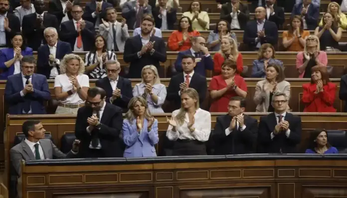 Ceuta, Robles, Sánchez FOTOGRAFÍA. MADRID (ESPAÑA), 03 DE SEPTIEMBRE DE 2026. La ministra de Defensa y diputado del PSOE, Margarita Robles (última a la derecha), permanece impasible mientras sus compañeros de Gobierno aplauden el anuncio del presidente del gobierno y secretario general del Partido Socialista PSOE), Pedro Sánchez Pérez-Castejón, de publicar los informes del CNI y Policías sobre la invasión marroquí de Ceuta (España); documentos que el mismo Gobierno negó la existencia, salvo la ministra Robles que sí reconoció la existencia pese a la negación del Interior. Efe