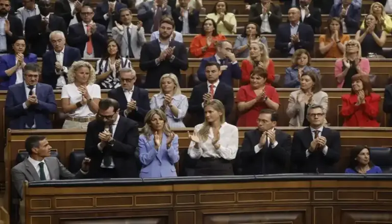 FOTOGRAFÍA. MADRID (ESPAÑA), 03 DE SEPTIEMBRE DE 2026. La ministra de Defensa y diputado del PSOE, Margarita Robles (última a la derecha), permanece impasible mientras sus compañeros de Gobierno aplauden el anuncio del presidente del gobierno y secretario general del Partido Socialista PSOE), Pedro Sánchez Pérez-Castejón, de publicar los informes del CNI y Policías sobre la invasión marroquí de Ceuta (España); documentos que el mismo Gobierno negó la existencia, salvo la ministra Robles que sí reconoció la existencia pese a la negación del Interior. Efe