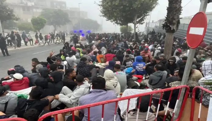 FOTOGRAFÍA. LOMA COLMENAR (CEUTA) ESPAÑA, 02 DE SEPTIEMBRE DE 2026. Miles de inmigrantes ilegales de la invasión concentrados en las inmediaciones de la explanada de embolsamiento de Loma Colmenar, en  Ceuta, lugar de acogida de los ilegales de la invasión marroquí de Ceuta del pasado final de mes de julio de 2026 creado por, este miércoles, 2 de septiembre. Efe