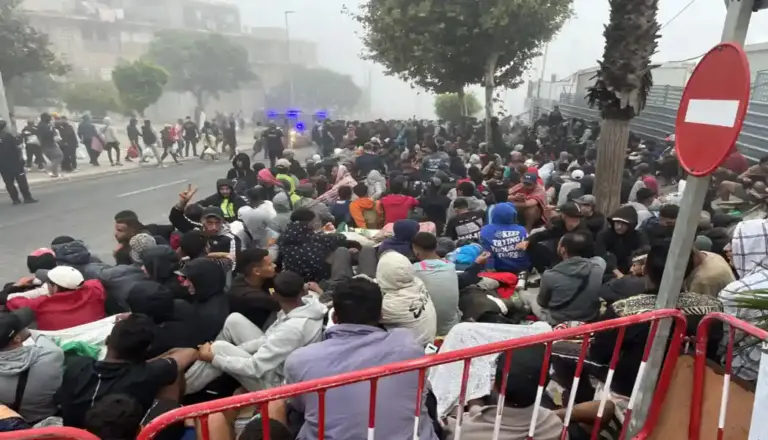 FOTOGRAFÍA. LOMA COLMENAR (CEUTA) ESPAÑA, 02 DE SEPTIEMBRE DE 2026. Miles de inmigrantes ilegales de la invasión concentrados en las inmediaciones de la explanada de embolsamiento de Loma Colmenar, en  Ceuta, lugar de acogida de los ilegales de la invasión marroquí de Ceuta del pasado final de mes de julio de 2026 creado por, este miércoles, 2 de septiembre. Efe