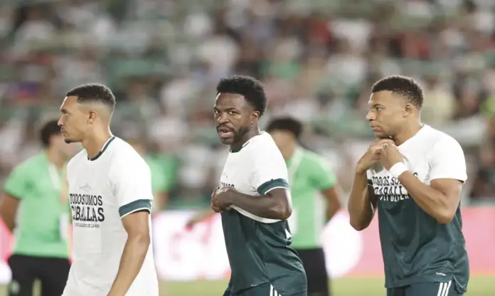 Elche, Real Madrid FOTOGRAFÍA. ELCHE (ESPAÑA), 15 DE SEPTIEMBRE DE 2026. Los jugadores del Real Madrid con una camiseta en homenaje a Ceuta antes del inicio del encuentro correspondiente a la jornada 6 de LaLiga entre el Elche y el Real Madrid este martes en el estadio Martínez Valero de Elche. Efe