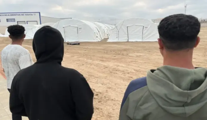 Ceuta, invasión marroquí de Ceuta FOTOGRAFÍA. CEUTA (ESPAÑA), 07 DE SEPTIEMBRE DE 2026. Tres inmigrantes ilegales marroquíes de la invasión de Ceuta esperan en la mañana de este lunes para ser alojados en el nuevo campamento temporal que se está habilitando en el muelle de Poniente del puerto de Ceuta que previsiblemente entrará en funcionamiento mañana martes. Efe