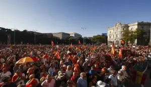FOTOGRAFÍA. MADRID (ESPAÑA), 2 DE SEPTIEMBRE DE 2026. Asistentes a la manifestación con motivo del Día de Ceuta en Madrid, convocada este miércoles ante todos los ayuntamientos de España, frente a la invasión marroquí de Ceuta desde el pasado miércoles 29 de julio de 2026 con más de 80.000 inmigrantes marroquíes, una clara guerra híbrida islamista contra España y el resto de Europa. Efe