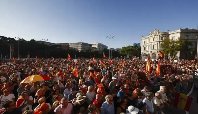 FOTOGRAFÍA. MADRID (ESPAÑA), 2 DE SEPTIEMBRE DE 2026. Asistentes a la manifestación con motivo del Día de Ceuta en Madrid, convocada este miércoles ante todos los ayuntamientos de España, frente a la invasión marroquí de Ceuta desde el pasado miércoles 29 de julio de 2026 con más de 80.000 inmigrantes marroquíes, una clara guerra híbrida islamista contra España y el resto de Europa. Efe