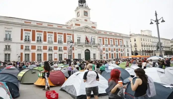 FOTOGRAFÍA. MADRID, 29 DE SEPTIEMBRE DE 2026 (EFE).- Varios zurdos participan en la acampada ilegal instalada en la Puerta del Sol para reclamar al Gobierno socialcomunista del PSOE y Sumar, que presidente Pedro Sánchez Pérez-Castejón, medidas que garanticen la estabilidad de los contratos de alquiler. EFE