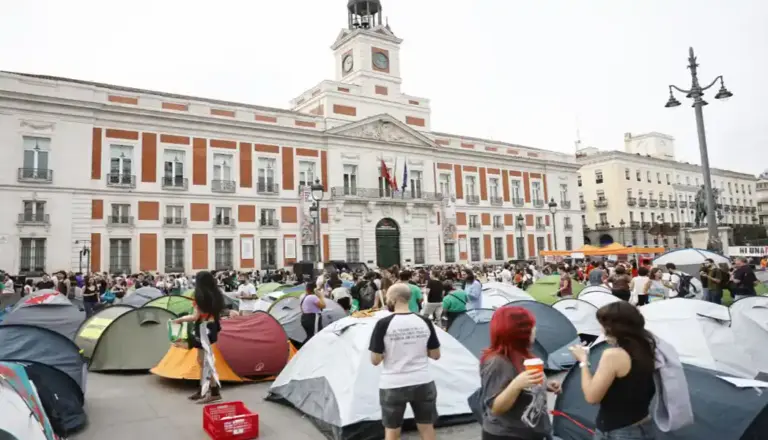 FOTOGRAFÍA. MADRID, 29 DE SEPTIEMBRE DE 2026 (EFE).- Varios zurdos participan en la acampada ilegal instalada en la Puerta del Sol para reclamar al Gobierno socialcomunista del PSOE y Sumar, que presidente Pedro Sánchez Pérez-Castejón, medidas que garanticen la estabilidad de los contratos de alquiler. EFE