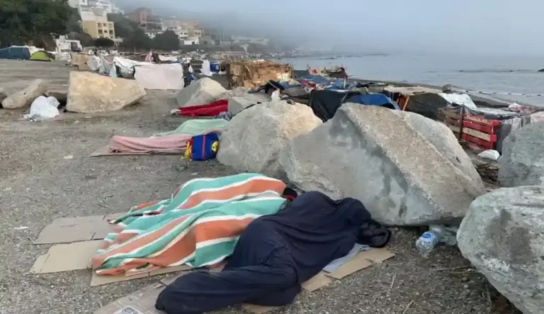 FOTOGRAFÍA. CEUTA (ESPAÑA), 09 DE SEPTIEMBRE DE 2026. En la imagen, varios inmigrantes marroquíes de la invasión de Ceuta permanecen acampados en la playa de El Trampolín de la ciudad autónoma española de Ceuta a la espera del plan migracionista del Gobierno globalista español de Pedro Sánchez Pérez-Castejón, Ejecutivo que hasta ahora excluye cualquier plan de repatriación de estos invasores a su país, ubicado a tan sólo 500 metros de esta playa española. Efe