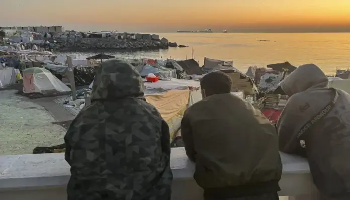 Ceuta, España, inmigrantes marroquíes FOTOGRAFÍA. CEUTA, 24 DE SEPTIEMBRE DE 2026. Un grupo de inmigrantes migrantes ilegales de la invasión marroquí de Ceuta en las chozas de la ocupada playa ceutí de Benítez, España, este jueves 24 de septiembre de 2026, casi dos meses después de la invasión. EFE