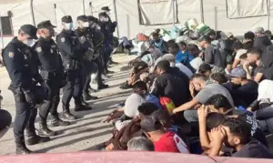 FOTOGRAFÍA. CEUTA (ESPAÑA), 14 DE SEPTIEMBRE DE 14 DE SEPTIEMBRE DE 2026. Las Fuerzas y Cuerpos de Seguridad del Estado vigilando a varios inmigrantes marroquíes de la invasión de Ceuta en el puerto de la Ciudad Autónoma de Ceuta, donde el Gobierno migracionista de Pedro Sánchez Pérez-Castejón ha instalado carpas para su acogida, rechazando la repatriación a su país, Marruecos, a tan sólo 500 metros
