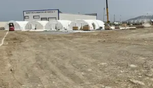 FOTOGRAFÍA. CEUTA (ESPAÑA), 07 DE SEPTIEMBRE DE 2026. Muelle de Poniente de Ceuta (España), donde se instalan tiendas de campaña para poder el Gobierno de Pedro Sánchez Pérez-Castejón albergar inmigrantes ilegales marroquíes de la invasión de Ceuta. Efe