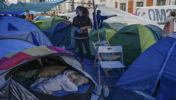 Acampada ilegal de la ultraizquierda en Sol FOTOGRAFÍA. MADRID, 28 DE SEPTIEMBRE DE 2026. Vista del ambiente este lunes en la acampada ilegal de los grupos de ultraizquierda en la madrileña Puerta del Sol en protesta por la situación de la vivienda. EFE