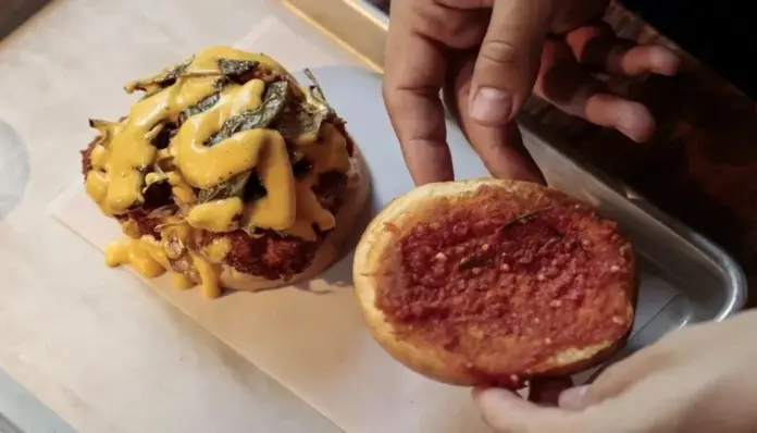 FOTOGRAFÍA. MADRID, 22 DE SEPTIEMBRE DE 2026. Imágen de una hamburguesa. Los ultraprocesados elevan el riesgo de enfermedades crónicas y muerte prematura. Efe