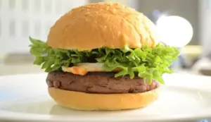 FOTOGRAFÍA. MADRID, 22 DE SEPTIEMBRE DE 2026. Imágen de una hamburguesa. Los ultraprocesados elevan el riesgo de enfermedades crónicas y muerte prematura. Efe
