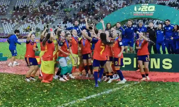 Final del mundial España - Corea del Norte FOTOGRAFÍA. LODZ (POLONIA), 27 DE SEPTIEMBRE DE 2026. España celebra el título tras la final del mundial sub-20 en categoría femenina que se ha disputado en Lodz, Polonia. EFE
