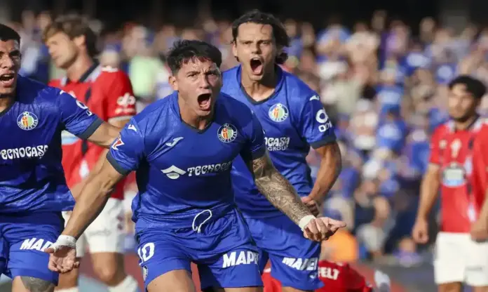 Celta, Getafe FOTOGRAFÍA. GETAFE (COMUNIDAD DE MADRID) ESPAÑA, 07 DE SEPTIEMBRE DE 2026. El delantero uruguayo del Getafe Martín Satriano (c) celebra tras anotar el 1-0 de su equipo durante el partido de la jornada 4 de LaLiga EA Sports contra el Celta de Vigo este lunes en el Coliseum de Getafe. Efe