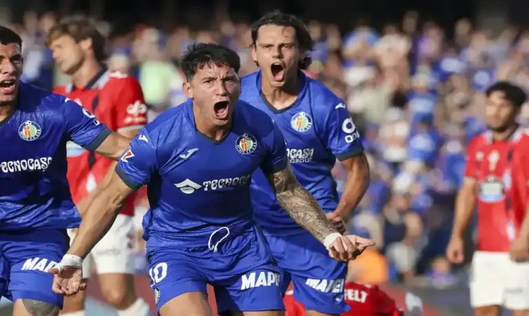 FOTOGRAFÍA. GETAFE (COMUNIDAD DE MADRID) ESPAÑA, 07 DE SEPTIEMBRE DE 2026. El delantero uruguayo del Getafe Martín Satriano (c) celebra tras anotar el 1-0 de su equipo durante el partido de la jornada 4 de LaLiga EA Sports contra el Celta de Vigo este lunes en el Coliseum de Getafe. Efe