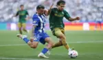 FOTOGRAFÍA. LA CORUÑA (ESPAÑA), 20 DE SEPTIEMBRE DE 2026. El lateral del Depor Ximo Navarro (i) juega un balón ante Abde Ezzalzouli, del Betis, durante el partido de la séptima jornada de LaLiga EA Sports que Deportivo de A Coruña y Real Betis disputaron en el estadio de Riazor. Efe