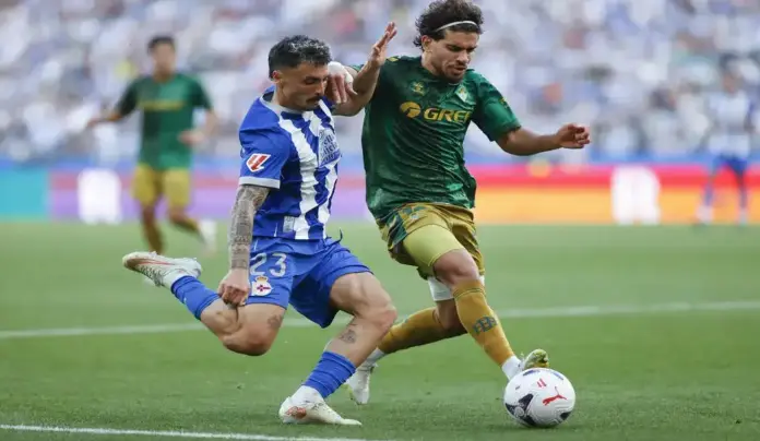 Deportivo de la Coruña - Betis FOTOGRAFÍA. LA CORUÑA (ESPAÑA), 20 DE SEPTIEMBRE DE 2026. El lateral del Depor Ximo Navarro (i) juega un balón ante Abde Ezzalzouli, del Betis, durante el partido de la séptima jornada de LaLiga EA Sports que Deportivo de A Coruña y Real Betis disputaron en el estadio de Riazor. Efe