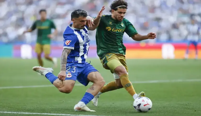 FOTOGRAFÍA. LA CORUÑA (ESPAÑA), 20 DE SEPTIEMBRE DE 2026. El lateral del Depor Ximo Navarro (i) juega un balón ante Abde Ezzalzouli, del Betis, durante el partido de la séptima jornada de LaLiga EA Sports que Deportivo de A Coruña y Real Betis disputaron en el estadio de Riazor. Efe