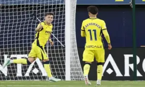 FOTOGRAFÍA. VILLA-REAL ( ESPAÑA), 20 DE SEPTIEMBRE DE 2026. El centrocampista del Villarreal Alberto Moleiro (i) celebra tras anotar el segundo gol del equipo durante el partido de la jornada 7 de LaLiga EA Sports que disputaron el Villarreal CF y el Levante UD este domingo, en el Estadio de la Cerámica. Efe