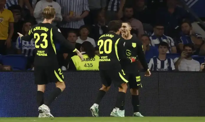 FOTOGRAFÍA. SAN SEBASTIÁN (ESPAÑA), 13 de septiembre de 2026. El centrocampista del Atlético de Madrid Alejandro Grimaldo (d) celebra su gol durante el partido de la quinta jornada de LaLiga que Real Sociedad y Atlético de Madrid disputaron en el estadio de Anoeta, en San Sebastián. Efe