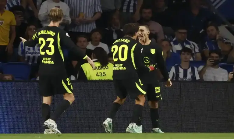 FOTOGRAFÍA. SAN SEBASTIÁN (ESPAÑA), 13 de septiembre de 2026. El centrocampista del Atlético de Madrid Alejandro Grimaldo (d) celebra su gol durante el partido de la quinta jornada de LaLiga que Real Sociedad y Atlético de Madrid disputaron en el estadio de Anoeta, en San Sebastián. Efe