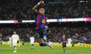 FOTOGRAFÍA. BARCELONA (ESPAÑA), 16 DE SEPTIEMBRE DE 2026. El delantero brasileño del FC Barcelona Raphinha celebra su gol en el partido de la sexta jornada de LaLiga que FC Barcelona y Racing de Santander disputaron en el Camp Nou. Efe