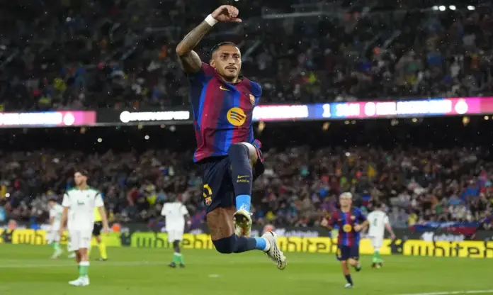FOTOGRAFÍA. BARCELONA (ESPAÑA), 16 DE SEPTIEMBRE DE 2026. El delantero brasileño del FC Barcelona Raphinha celebra su gol en el partido de la sexta jornada de LaLiga que FC Barcelona y Racing de Santander disputaron en el Camp Nou. Efe