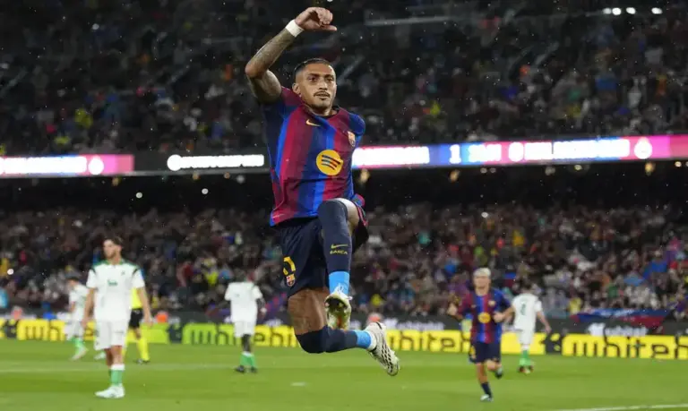 FOTOGRAFÍA. BARCELONA (ESPAÑA), 16 DE SEPTIEMBRE DE 2026. El delantero brasileño del FC Barcelona Raphinha celebra su gol en el partido de la sexta jornada de LaLiga que FC Barcelona y Racing de Santander disputaron en el Camp Nou. Efe
