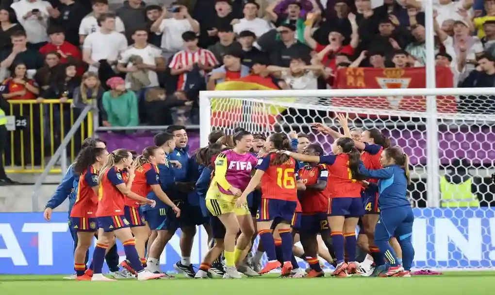 FOTOGRAFÍA. LODZ (POLONIA), 27 DE SEPTIEMBRE DE 2026. España celebra el título tras la final del mundial sub-20 en categoría femenina que se ha disputado en Lodz, Polonia. EFE