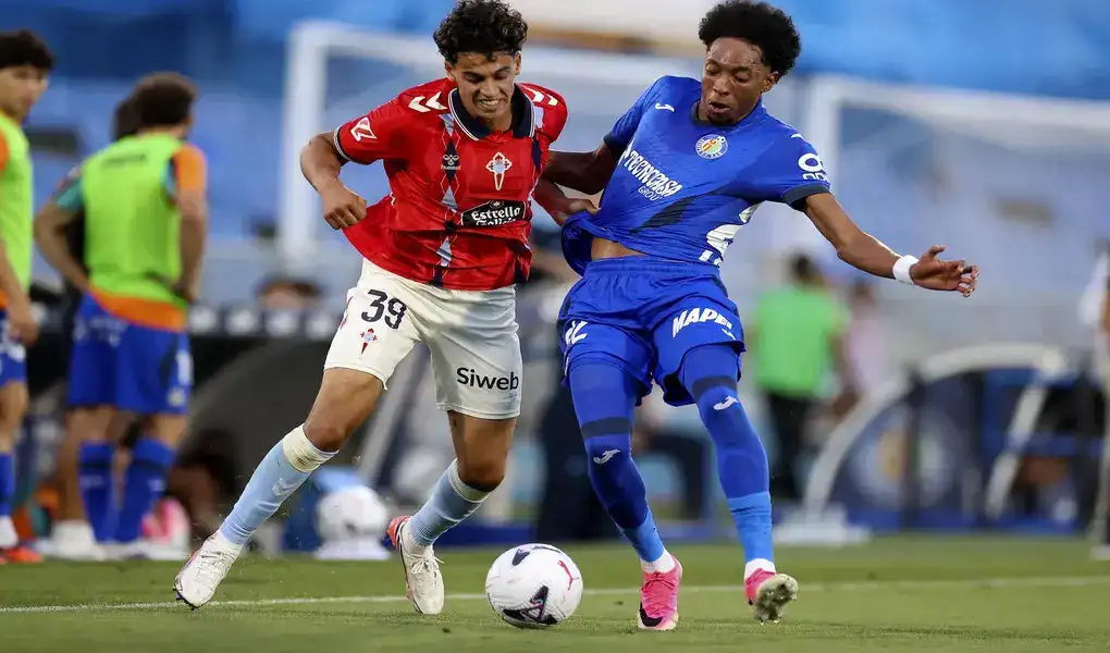 FOTOGRAFÍA. GETAFE (COMUNIDAD DE MADRID) ESPAÑA, 07 DE SEPTIEMBRE DE 2026. El defensa del Celta Carl Starfelt (d) durante el partido de la jornada 4 de LaLiga EA Sports que disputan el Getafe CF y el Celta de Vigo este lunes, en el Coliseum de Getafe. Ede