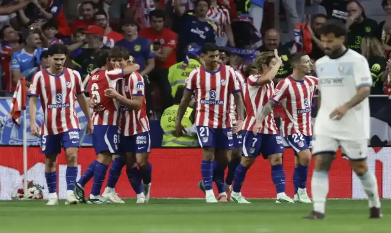 FOTOGRAFÍA. MADRID (ESPAÑA), 16 DE SEPTIEMBRE DE 2026. El jugador del Atlético de Madrid Robin Le Normand (3i) celebra con sus compañeros tras marcar el 3-0 durante el partido de la jornada 6 de LaLiga entre el Atlético de Madrid y Osasuna, este miércoles en el Riyadh Air Metropolitan. Efe
