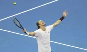 FOTOGRAFÍA. NUEVA YORK (ESTADOS UNIDOS DE AMÉRICA), 13 DE SEPTIEMBRE DE 2026. Alexander Zverev de Alemania celebra con el trofeo tras vencer a Ben Shelton de Estados Unidos en la final del Abierto de Estados Unidos. Efe