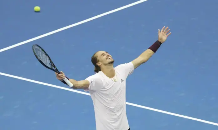 FOTOGRAFÍA. NUEVA YORK (ESTADOS UNIDOS DE AMÉRICA), 13 DE SEPTIEMBRE DE 2026. Alexander Zverev de Alemania celebra con el trofeo tras vencer a Ben Shelton de Estados Unidos en la final del Abierto de Estados Unidos. Efe