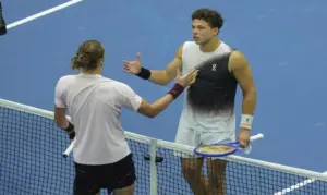 FOTOGRAFÍA. NUEVA YORK (ESTADOS UNIDOS DE AMÉRICA), 13 DE SEPTIEMBRE DE 2026. Alexander Zverev (i) de Alemania saluda a Ben Shelton de Estados Unidos tras vencerlo en la final del Abierto de Estados Unidos. Efe