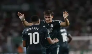 FOTOGRAFÍA. ELCHE (ESPAÑA), 15 DE SEPTIEMBRE DE 2026. El delantero del Real Madrid Carlos Espí (d) celebra su gol durante el encuentro correspondiente a la jornada 6 de LaLiga entre el Elche y el Real Madrid en el estadio Martínez Valero de Elche. Efe